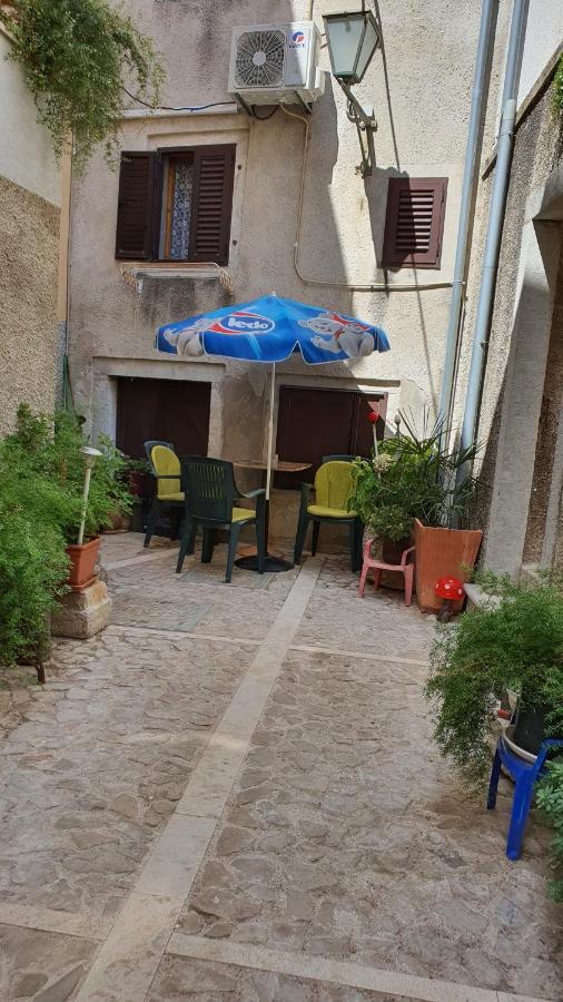 Franceska apartmani Cres Bagian luar foto